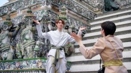 เดทแรก!! 'มาร์ช' ควง 'โคจิ' แต่งชุดไทยเข้าวัด อวดลุคใหม่สุดหล่อ กรี๊ดรอได้เลย
