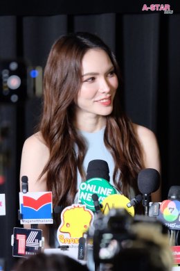 อิงฟ้า-ชาล็อต ยิ้มแล้ว กับบทสรุปที่ต้องเลือก หน้าที่หรือความรัก   ในกิจกรรม นทีร้อยเล่ห์ The Final Episode  ตบท้ายด้วยการจุ๊บถังแก๊ส ให้แฟนๆ ร้องกรี๊ด