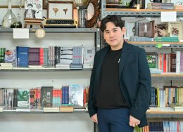 "โอเพ่นเซิร์ฟ" ร่วมกับ "เดอะ เวิล์ด เอนจิ้น" สร้างปรากฏการณ์ใหม่วงการเว็บตูนไทย เปิดตัว Webtoon แฟนตาซีแอ็กชันสเกลยักษ์ "หมอผียุคนี้ต้องมีการ์ด SSR" ยกระดับไสยเวทไทยสู่มาตรฐานระดับสากล