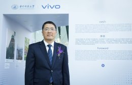 นิทรรศการภาพถ่ายเยาวชนจีน-ไทย จัดโดยมหาวิทยาลัยวิทยาศาสตร์และเทคโนโลยีหัวจง (HUST) และสำนักงานส่งเสริมเศรษฐกิจดิจิทัล (depa) ฉายภาพความสำเร็จของเยาวชนทุน ODOS  เปิดให้ชมที่ ICONSIAM วันนี้ - 18 ม.ค. 69