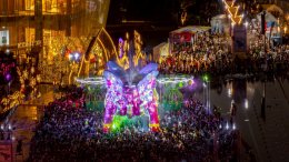 ครั้งแรกของ '4EVE' สลัดลุคเกิร์ลกรุ๊ปสุดฮอตเป็นนางสงกรานต์รากษสเทวี อวดโฉมในชุดไทยงามสง่า นำความวิจิตรปรากฏสู่สายตาคนทั่วโลก  ในงาน "ICONSIAM THAICONIC SONGKRAN 2026"