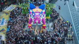 "หลิง-ออม" สวยสะกดงดงามเลอค่า สวมเครื่องเพชร-ทองโบราณงามสง่า ปรากฏโฉมเป็นนางสงกรานต์รากษสเทวี นำขบวนแห่สุดวิจิตรริมเจ้าพระยา ในมหาปรากฏการณ์ "ICONSIAM THAICONIC SONGKRAN 2026"