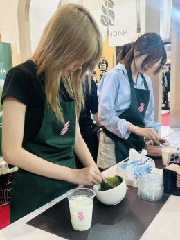 'BNK48 & CGM48' แวะเช็คอิน "HACHI CHA" พร้อมเสิร์ฟมัทฉะเหล่าแฟนคลับสุดฟิน ในงาน JAPAN EXPO THAILAND 2026