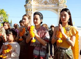 'กบ-ปภัสรา' นำทีมนักแสดงและทีมงาน จัดพิธีบวงสรวงเปิดกล้องละคร "บ้านนางรำ" ที่ วัดพระธาตุท่าอุเทน จ.นครพนม