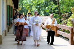 "พีค" วง V3RSE เข้าพิธีอุปสมบทเรียบง่าย ได้ฉายาทางธรรม "กมฺพุวณฺโณ"