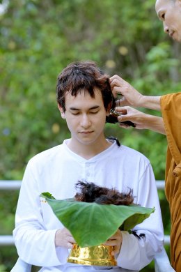 "พีค" วง V3RSE เข้าพิธีอุปสมบทเรียบง่าย ได้ฉายาทางธรรม "กมฺพุวณฺโณ"