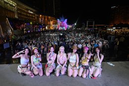 ครั้งแรกของ '4EVE' สลัดลุคเกิร์ลกรุ๊ปสุดฮอตเป็นนางสงกรานต์รากษสเทวี อวดโฉมในชุดไทยงามสง่า นำความวิจิตรปรากฏสู่สายตาคนทั่วโลก  ในงาน "ICONSIAM THAICONIC SONGKRAN 2026"