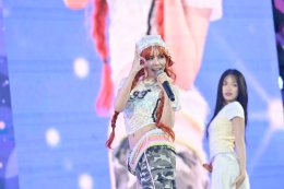 ครั้งแรกของ '4EVE' สลัดลุคเกิร์ลกรุ๊ปสุดฮอตเป็นนางสงกรานต์รากษสเทวี อวดโฉมในชุดไทยงามสง่า นำความวิจิตรปรากฏสู่สายตาคนทั่วโลก  ในงาน "ICONSIAM THAICONIC SONGKRAN 2026"