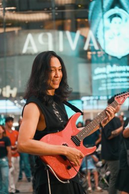 สานฝันที่รอมานาน! ยอด บอดี้สแลม เล่นดนตรีเปิดหมวกกลางสยาม แฟนคลับทุกเจนร่วมแจม
