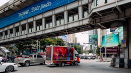 'เบิร์ด ธงไชย X โจอี้ ภูวศิษฐ์' ส่งรถแห่ "ด็อกเตอร์แดนซ์ซิ่ง" เคลื่อนขบวนเสิร์ฟความม่วนทั่วกรุง 