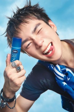 Vaseline® เปิดตัว "วาสลีนสติ๊ก" Beauty Essential ชิ้นใหม่ พร้อมชวน GELBOYS มา "Twist. Swipe. Go." หมุน ปาด ให้ผิวพร้อมไปต่อ