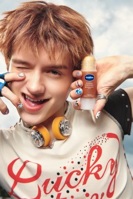 Vaseline® เปิดตัว "วาสลีนสติ๊ก" Beauty Essential ชิ้นใหม่ พร้อมชวน GELBOYS มา "Twist. Swipe. Go." หมุน ปาด ให้ผิวพร้อมไปต่อ