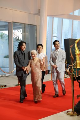 สีสันพรมแดง สุพรรณหงส์ครั้งที่ 33 ประจำปี 2567 คนบันเทิงรุ่นใหญ่-รุ่นเล็กยกทัพเช็คอินร่วมงานคึกคัก