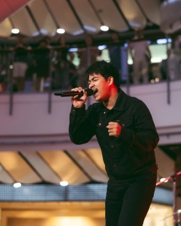 3 ศิลปินใหม่ค่าย MACHg 'หนุ่ม กรรชัย - ชาชม เสาวคนธ์ - วิว นันท์นภัส' ผู้ชนะจากเวที Audition ภายใต้การดูแลโดยทีมผู้บริหารตัวท็อป 'ก้อง ห้วยไร่' และ 'แบงค์ - รัฐวิชญ์' พร้อมด้วย 'โอม - ปัณฑพล'