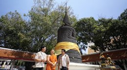 "หนุ่มแท่ง อารามทัวร์" พาไหว้พระพุทธรูปศักดิ์สิทธิ์คู่เมืองพัทยา ชิมอาหารทะเลรสเด็ด ระดับมิชลิน