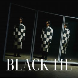 เมื่อแฟชั่นมาพบกับดนตรี กลายเป็น “Black Tie” ซิงเกิ้ลอันดับที่ 8 เพลงภาษาอังกฤษเพลงแรก ของ “เจฟ ซาเตอร์”  ที่ได้แรงบันดาลใจจาก Valentino - Black Tie Collection