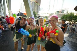 โมเมนต์ประวัติศาสตร์! ตอกย้ำสงกรานต์ไทยขึ้นแท่นเทศกาลโลก เซ็นทรัลเวิลด์ต้อนรับ Miss World 'โอปอล สุชาตา' ร่วมเล่นน้ำสงกรานต์กับคนไทย-นักท่องเที่ยวนับแสน 