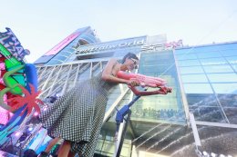 โมเมนต์ประวัติศาสตร์! ตอกย้ำสงกรานต์ไทยขึ้นแท่นเทศกาลโลก เซ็นทรัลเวิลด์ต้อนรับ Miss World 'โอปอล สุชาตา' ร่วมเล่นน้ำสงกรานต์กับคนไทย-นักท่องเที่ยวนับแสน 