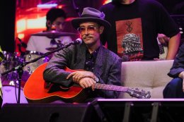 "ให้เพลงแทนใจ ไลฟ์สดร่วมช่วยภัยน้ำท่วม" ไลฟ์สดจาก Muzik Move และ Search Entertainment ชวนแฟนเพลงเงินช่วยเหลือและเยียวยาผ่าน สภากาชาดไทย