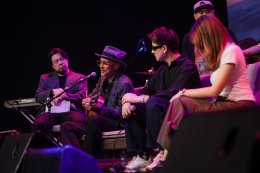 "ให้เพลงแทนใจ ไลฟ์สดร่วมช่วยภัยน้ำท่วม" ไลฟ์สดจาก Muzik Move และ Search Entertainment ชวนแฟนเพลงเงินช่วยเหลือและเยียวยาผ่าน สภากาชาดไทย