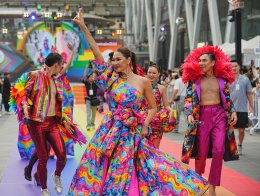 คิกออฟ Pride Month แห่งแรกในไทย! "centralwOrld Love with Pride 2025" รวมศิลปิน-ดารา-อินฟลูฯ กว่า 500 ชีวิต บน Rainbow Runway 100 เมตร หน้าเซ็นทรัลเวิลด์ ฉลอง Pride Month ตลอดเดือนมิถุนายน 