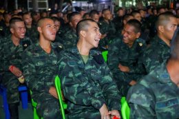 "นากรักมาก ม๊ากมาก" ส่งมอบความสุข จัดฉายหนังให้ทหารดูฟรี ณ มทบ.25 จ.สุรินทร์ 