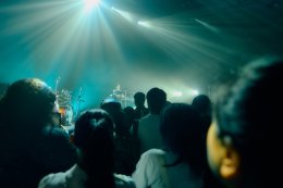 เหนือคำบรรยาย Omoinotake ส่งพลังการแสดงสดสมการรอคอย ใน "Omoinotake One Man Live in Taipei & Bangkok"