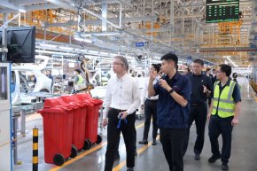 ปลัดอุตฯ ตรวจเยี่ยมไลน์การผลิตรถยนต์ไฟฟ้ารุ่นใหม่ NEVO Q05  