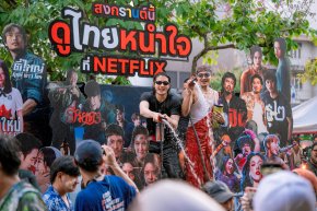 Netflix พา อาโป-แจ็คกี้-ท็อป-เป้ ฉีดน้ำสงกรานต์ ม่วนฉ่ำรอบคูเมืองเชียงใหม่ ชวนรับชมคอนเทนต์ไทยให้หนำใจที่ Netflix