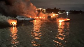 ระทึก!เพลิงไหม้วอดนับสิบลำ เรือสปีดโบ๊ทจอดเทียบท่าอ่าวฉลอง