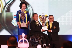 สมาคมกีฬาแบดมินตันแห่งประเทศไทย และสมาคมกีฬาคนพิการแห่งประเทศไทย คะแนนเท่ากัน"ประธานณัฏฐ์" มูลนิธิธรรมาภิบาลและต่อต้านทุจริตใจใหญ่แจกถ้วยธรรมาภิบาลทางการกีฬาให้ทั้งสองสมาคมกีฬาฯ ในงานประกาศรางวัล "วันนักกีฬายอดเยี่ยม" ประจำปี 2567
