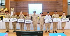 มอบทุนอุปการะกองทุนพัฒนาเด็กชนบท ในพร ะราชูปถัมภ์ สมเด็จพระเทพรัตนราชสุดาฯ สยามบรมราชกุมารี จำนวน 35 ทุน 
