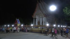 เวียนเทียนวันวิสาขบูชา ชาวไทย-กัมพูชา และทหารพราน ร่วมเวียนเทียนที่วัดหลวงปู่เฮง เกจิดังอีสานใต้ คึกคัก