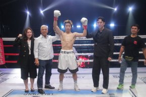 "เจ้าหนูมหัศจรรย์" ไทเกอร์ มาร์ช กำปั้นลูกครึ่งไทย-จีนวัย 14 ปีพกสไตล์การชกบู๊ดุดันคว่ำ เกียรติพล กระแอ นักชกวัย 31 ปีน็อคยก 1 ในการชกเป็นคู่เอก The Fighter World Boxing