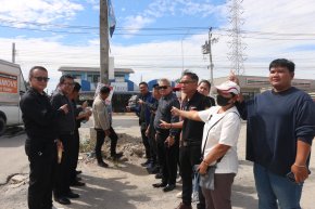 หัวหน้าพรรคแรงงานสร้างชาติ รับเรื่องร้องเรียน! ชาวบ้านกว่า 1,500 หลังคาเรือนเดือดร้อน เสาไฟฟ้าตั้งขวางทางเข้าออกซอย ถนนหนามแดง สมุทรปราการ