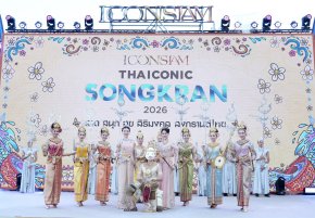 "หลิง-ออม" สวยสะกดงดงามเลอค่า สวมเครื่องเพชร-ทองโบราณงามสง่า ปรากฏโฉมเป็นนางสงกรานต์รากษสเทวี นำขบวนแห่สุดวิจิตรริมเจ้าพระยา ในมหาปรากฏการณ์ "ICONSIAM THAICONIC SONGKRAN 2026"