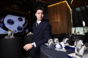 มีน-พีรวิชญ์ หล่อทะลุจักรวาล! ร่วมฉลองเปิด ORIENT STAR คอนเซปต์บูติคแห่งแรกของโลก พร้อมเผยโฉมนาฬิการุ่น "Land of Smile" สุดเอ็กซ์คลูซีฟ