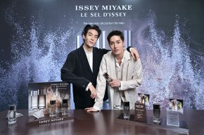 2 หนุ่มฮอต 'ต่อ-ธนภพ' และ 'เจเจ-กฤษณภูมิ'  ร่วมถ่ายทอดกลิ่นหอมใหม่ LE SEL D'ISSEY EAU DE PARFUM  หลอมรวมพลังแห่งทะเลและผืนดิน สะท้อนความหอมฉบับสุภาพบุรุษ ISSEY MIYAKE