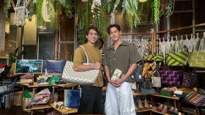 'เต้ย พงศกร' ชวน 'หมอก้อง สรวิชญ์' ตะลุยเมืองตรัง นั่งตุ๊กตุ๊กชมย่านตึกเก่า บุกอาณาจักร "ผ้าทอนาหมื่นศรี" มรดกภูมิปัญญา 200 ปี ใน "หอมแผ่นดินฯ"