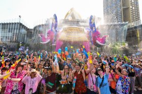 นักท่องเที่ยว ไทย-ต่างชาติ แห่เล่นน้ำสงกรานต์ไอคอนสยามเนืองแน่น DEXX - JAZZ SPKK - ATLAS บุกสาดความมันส์ ในงาน "ICONSIAM THAICONIC SONGKRAN 2026"