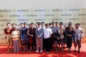 จะเกิดอะไรขึ้น  ถ้า 'พ่อเดช' พบรักกับผู้ชายด้วยกัน? "เซนจูรี่ ยูยูฯ" สุดปัง บวงสรวงเปิดตัว ซีรีส์พหุจักรวาล "บุพเพสันนิวาส" โซเชี่ยลสนั่นทันที 'ออกัส-เล้ง' สวมบท 'พ่อเดช-พ่อแก้ว' รับปฐมบทแห่งจักรวาลใหม่