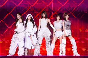 พีออนาจะเครซี่! 5 สาว LE SSERAFIM เสิร์ฟเพอร์ฟอร์แมนซ์ฮอตไฟลุก 2 วันเต็ม!! ในคอนเสิร์ต "2025 LE SSERAFIM TOUR 'EASY CRAZY  HOT' IN BANGKOK"