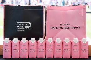 ครั้งแรกของน้ำดื่มรักษ์โลกในคอนเสิร์ต K-pop "BLACKPINK WATER" น้ำดื่มบรรจุกล่องดีไซน์พิเศษจากเต็ดตรา แพ้ค ที่ร่วมมือกับ YG เพื่อการสร้างวัฒนธรรมคอนเสิร์ตที่ใส่ใจสิ่งแวดล้อม ในคอนเสิร์ต BLACKPINK WORLD TOUR <DEADLINE> IN GOYANG เกาหลี