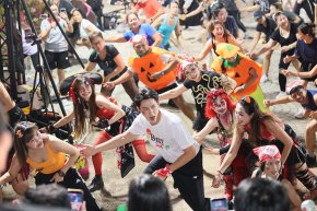 'หมาก ปริญ' สาดสเต็ปไม่ยั้ง! จอยแอโรบิกกับ "เบอร์ดี้ 3in1" รับฮาโลวีน งานนี้มีโยกตามทั้งสวน