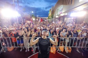 กรี๊ดสนั่นบางนา! 'ศรราม น้ำเพชร' นำทีมแม่ยกสร้างปรากฏการณ์ "ลิเก x แอโรบิกหน้าโลตัส" ม่วนมันส์จนเวทีสะเทือน