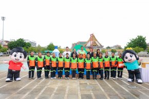 ซีพี แอ็กซ์ตร้า เดินหน้าโครงการ "พลาสติก คืนค่า" ส่งมอบเสื้อกั๊กสะท้อนแสงจากขวดพลาสติกรีไซเคิลให้ "พี่กวาด" สังกัด กทม.