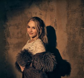 Freya Skye ป็อปสตาร์คลื่นลูกใหม่จากอังกฤษ ส่งเพลงใหม่ "silent treatment" เปลี่ยนความเศร้าให้กลายเป็นเพลงฟังสนุก พิสูจน์ความสามารถนักร้อง-นักแต่งเพลงได้อีกครั้ง