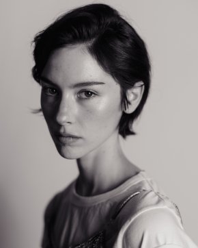 Gracie Abrams ปล่อยเพลงใหม่ "Here You Come, There You Go" ซาวด์ฟังสบายที่ทุกคนหลงรัก และเตรียมฟังอัลบั้ม Daughter from Hell (Deluxe) วันที่ 20 พ.ย.นี้