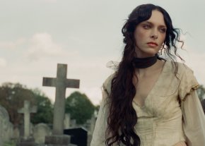 "Cruel World" เพลงป็อปฟังเพราะจาก Holly Humberstone ศิลปินสาวจากอังกฤษ ถ่ายทอดด้านสุข-เศร้าของรักทางไกลได้อย่างลึกซึ้ง รอฟังอัลบั้มใหม่ 10 เม.ย. นี้