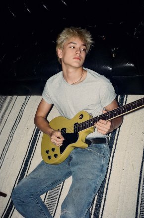 Hudson Stone ศิลปินหนุ่มคลื่นลูกใหม่มาแรง ส่งซิงเกิลใหม่ "Talk" เพลงอินดี้ร็อกติดหู ชวนสำรวจความสัมพันธ์ เมื่อความรักอาจไม่พอ หากสองคนสื่อสารกันไม่เข้าใจ